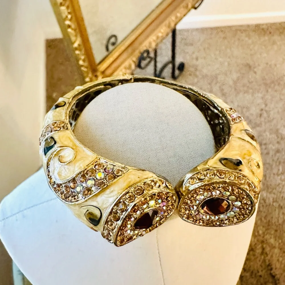 🔥 Gorgeous Rhinestone Statement Bracelet - Picture 10 of 17